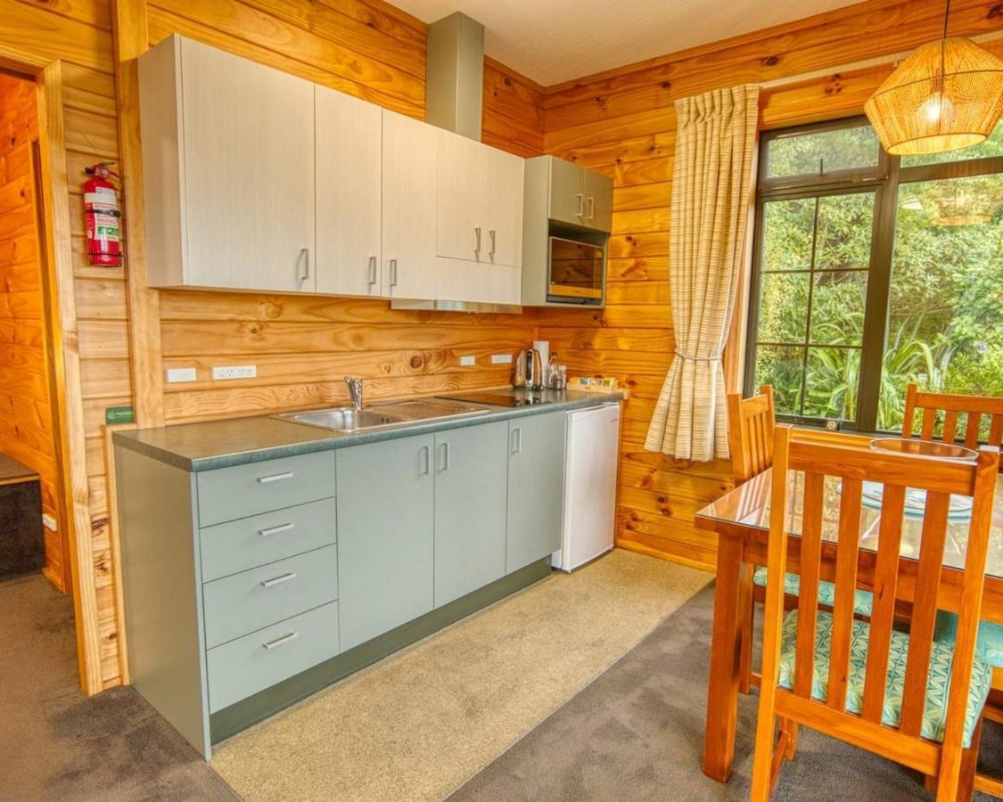 Paparoa Beach Hideaway With Hot Tub Barrytown Экстерьер фото